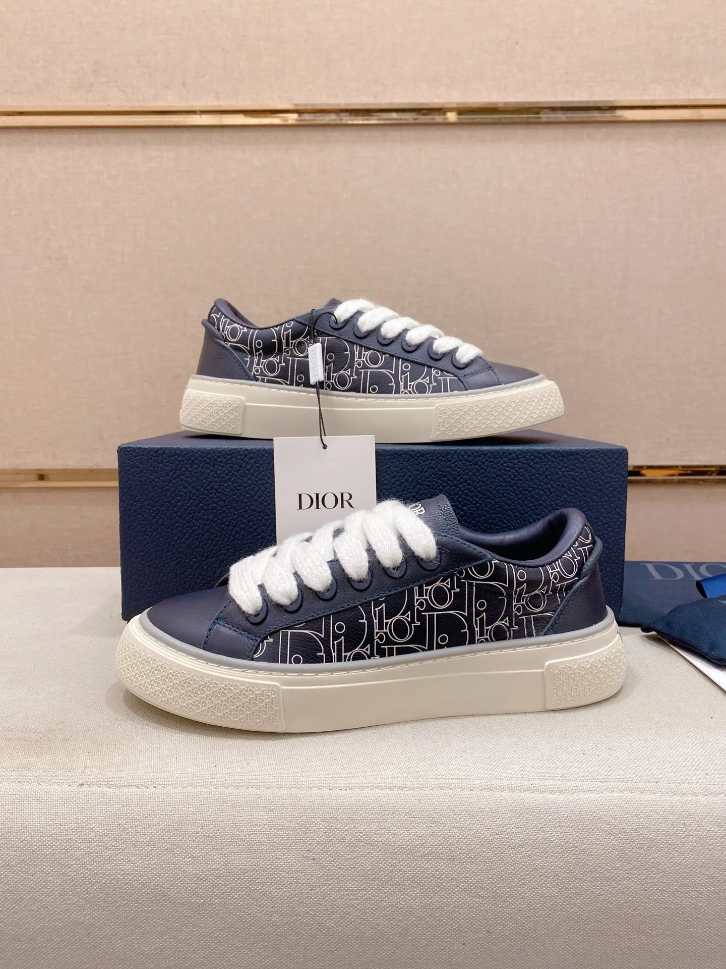 Factory price: 300 Men's shoes 💰[Dior·Dior] Top 🔍Couple style 💏🔍New casual sports style couple shoes, new four-season design, perfect workmanship, lace-up lazy style to create cabinet quality, upper: imported first-layer cowhide, sheepskin lining is soft and comfortable, ultra-light TPU wear-resistant outsole, simple, versatile fashion men's shoes, excellent color code number 35--44
